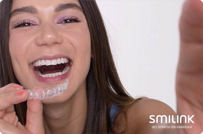 alinhamento dos dentes com aparelho transparente