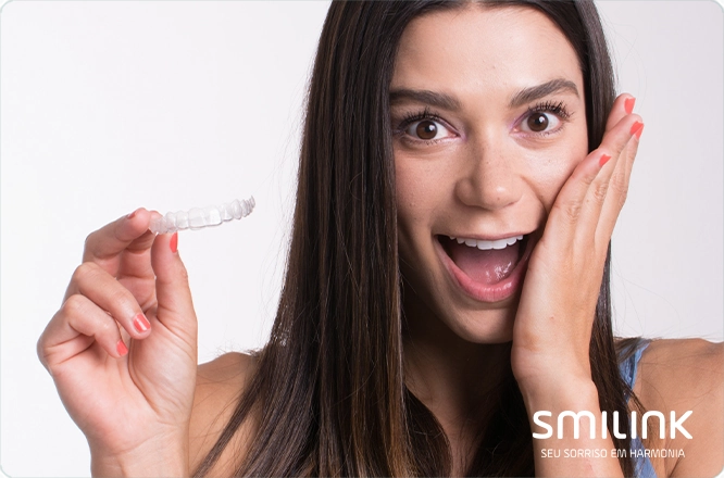 Alinhar os dentes com aparelho dental invisível é mais rápido que o aparelho fixo convencional